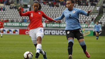 Futbol, Chile vs Uruguay.  Partido amistoso Femenino 2019.  La jugadora de Chile Francisca Lara disputa el balon contra Yannel Correa de Uruguay durante el partido amistoso preparatorio para repechaje Juegos Olimpicos Tokio 2020 en el estadio Bicentenario