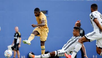 AMDEP5024. DALLAS (ESTADOS UNIDOS), 26/07/2022.- Ousmane Dembele (i) de Barcelona patea para anotar hoy, en un partido amistoso internacional entre Barcelona FC y Juventus en el estadio Cotton Bowl en Dallas (EEUU). EFE/ Adam Davis