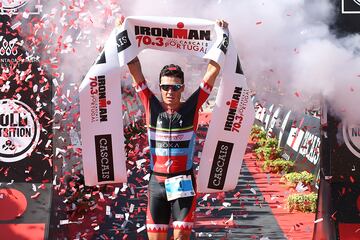 El triatleta espa?ol nacido en Basilea (Suiza) puede presumir de ser cinco veces campe¨®n mundial (2008, 2010, 2013, 2014 y 2015), cuatro veces campe¨®n de Europa (2007, 2009, 2012 y 2016) adem¨¢s de haber quedado subcampe¨®n ol¨ªmpico en Londres. Extradeportivamente hablando, tambi¨¦n ha sido condecorado con las medallas de oro y plata dela Real Orden del M¨¦rito Deportivo (2008 y 2013) y el Premio Princesa de Asturias del Deporte (2016) antes de retirarse a los 41 a?os.