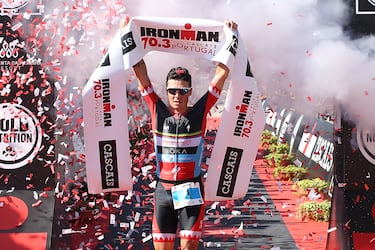 El triatleta español nacido en Basilea (Suiza) puede presumir de ser cinco veces campeón mundial (2008, 2010, 2013, 2014 y 2015), cuatro veces campeón de Europa (2007, 2009, 2012 y 2016) además de haber quedado subcampeón olímpico en Londres. Extradeportivamente hablando, también ha sido condecorado con las medallas de oro y plata dela Real Orden del Mérito Deportivo (2008 y 2013) y el Premio Princesa de Asturias del Deporte (2016) antes de retirarse a los 41 años.