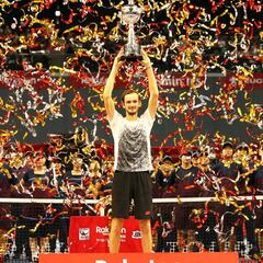 Medvedev suma otro título a su gran año en Tokio