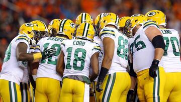 DENVER, CO - NOVEMBER 01: The Green Bay Packers huddle together in the second quarter against the Denver Broncos at Sports Authority Field at Mile High on November 1, 2015 in Denver, Colorado.   Justin Edmonds/Getty Images/AFP
 == FOR NEWSPAPERS, INTERNET, TELCOS &amp; TELEVISION USE ONLY ==