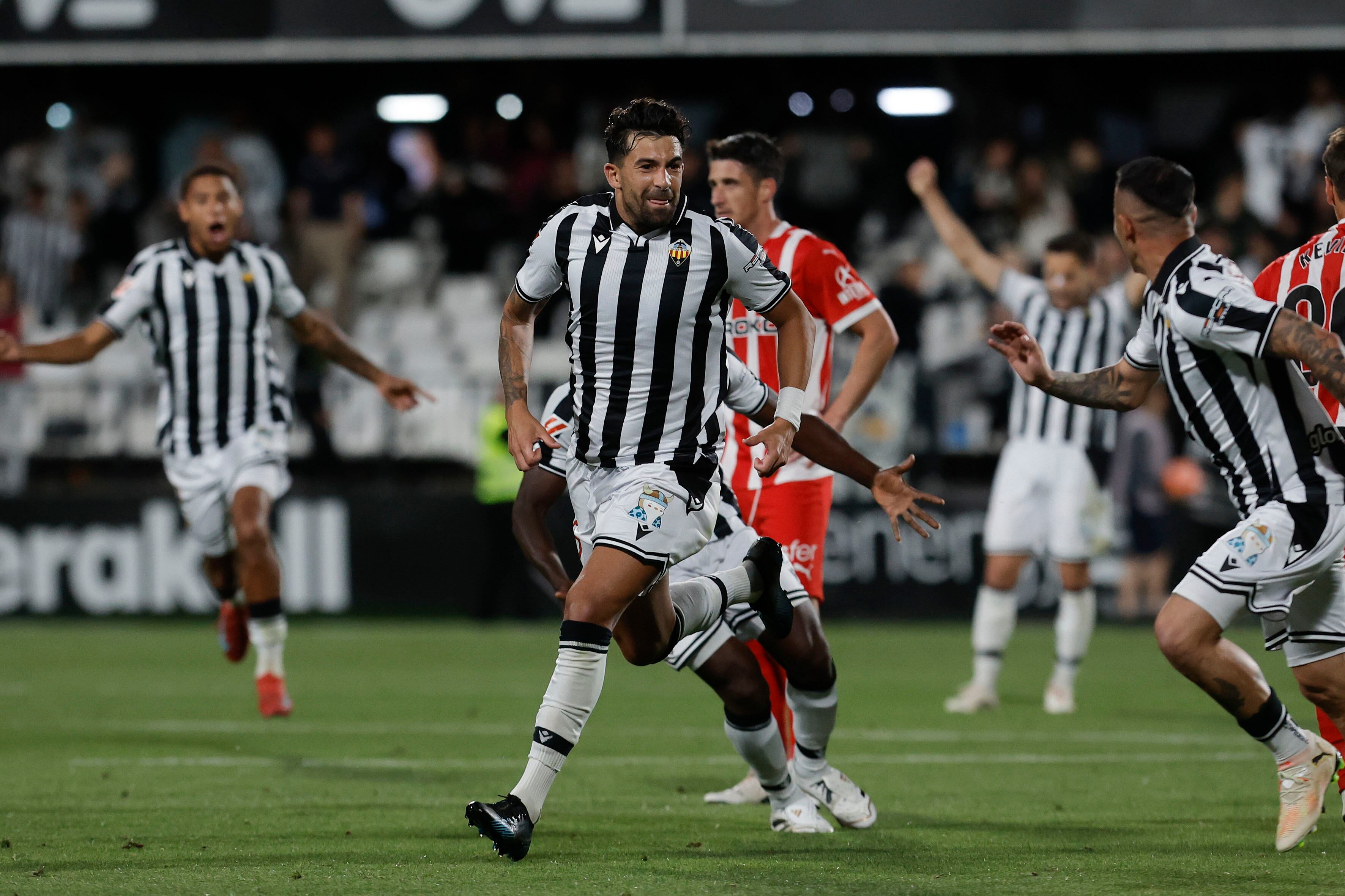 Con algo de suspense marcó Alberto Jiménez el gol que casi le da la salvación al Castellón, ante el Sporting. El VAR tuvo que verificar que no estaba en posición de fuera de juego, pero una vez confirmado el tanto, fue celebradísimo por el central.