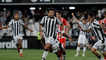 Con algo de suspense marcó Alberto Jiménez el gol que casi le da la salvación al Castellón, ante el Sporting. El VAR tuvo que verificar que no estaba en posición de fuera de juego, pero una vez confirmado el tanto, fue celebradísimo por el central.