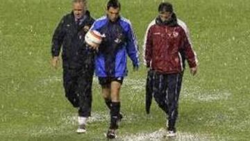 <b>IMPOSIBLE.</b> La lluvia caída sobre Sevilla convirtió al Pizjuán en una auténtica piscina.