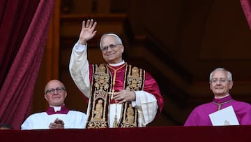 El cardenal Robert Prevost, Papa Le車n XIV, el Papa n迆mero 267 de la historia, comparece ante sus fieles, en el balc車n de la Bas赤lica de San Pedro, a 8 de mayo de 2025, en La Ciudad del Vaticano (El Vaticano). El humo de la cuarta fumata del C車nclave para elegir al sucesor de Francisco ha salido blanco a las 18.08 horas, lo que indica que ya ha sido elegido el nuevo Papa, por mayor赤a de al menos 89 votos, en el segundo d赤a del C車nclave. Ser芍 el 267 Pont赤fice de la Iglesia. El elegido ha sido el obispo estadounidense Robert Francis Prevost, de 69 a?os y natural de Chicago, tiene la nacionalidad peruana y cuenta con ascendencia espa?ola. Prevost atesora una amplia trayectoria que le ha llevado en los 迆ltimos a?os a estar cerca del Pont赤fice fallecido que le nombr車 en 2023 prefecto del Dicasterio para los Obispos, el 車rgano que se encarga de la selecci車n y nombramiento de los obispos. Perteneciente a la Orden de San Agust赤n ha elegido el nombre de Le車n para ser nombrado pont赤fice, convirti谷ndose en el Papa Le車n XIV.
08 MAYO 2025;PAPA;VATICANO;SAN PEDRO;FUMATA;PAPA;LE?N XIV
Stefano Spaziani / Europa Press
08/05/2025