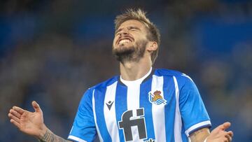 Cristian Portugu&eacute;s &quot;Portu&quot;, jugador de la Real Sociedad, se lamenta por una ocasi&oacute;n fallada durante un partido.