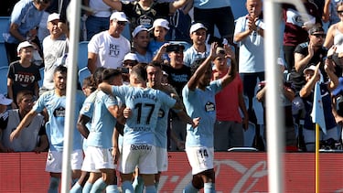 Los jugadores del Celta de Vigo celebran el segundo gol conseguido ante el Espanyol, en el partido de la primera jornada de Liga celebrado en el estadio Balaídos de Vigo. EFE/Salvador Sas
