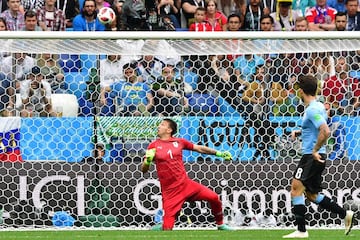 El portero urugayo Fernando Muslera no para el bal¨®n en el partido de octavos de final contra Francia.