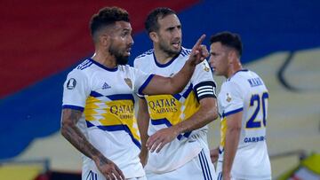 Argentina's Boca Juniors Carlos Tevez gestures during their Copa Libertadores football tournament group stage match against Ecuador's Barcelona at the Isidro Romero Carbo Monumental Stadium in Guayaquil, Ecuador, on May 4, 2021. (Photo by Marcos PIN / various sources / AFP)