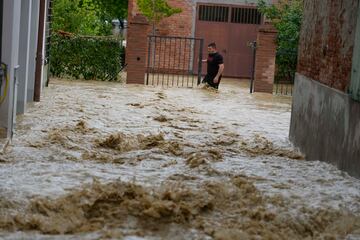 Las inundaciones de la región italiana de Emilia Romaña están dejando numerosos destrozos pero lo peor son los al menos nueve muertos y las 13.000 personas evacuadas. Así están los alrededores de la localidad de Imola, donde se ha cancelado el Gran Premio de Fórmula 1. 