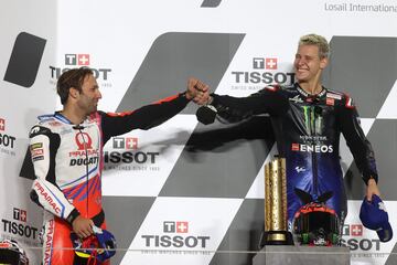 Los pilotos franceses Johann Zarco y Fabio Quartararo se saludan en el podio. 