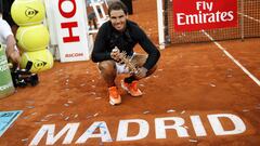 Rafa Nadal posa con el trofeo de campe&oacute;n del Mutua Madrid Open 2017.