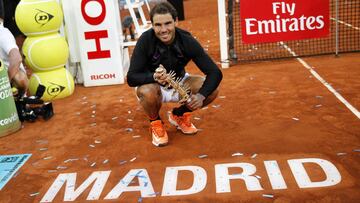 Rafa Nadal posa con el trofeo de campeón del Mutua Madrid Open 2017.