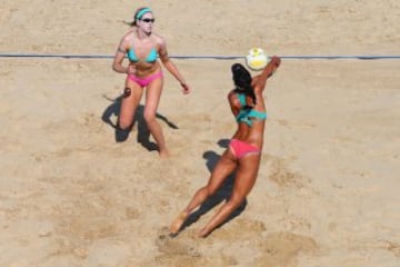 Campeonato femenino de voley playa Abierto de Hudson River Park de Nueva York.