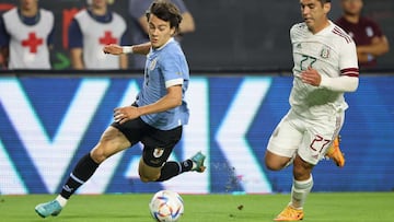 Pellistri supera a Angulo durante el México-Uruguay.