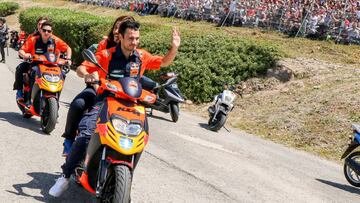 Pedrosa saluda al público durante el pasado GP de España en Jerez.