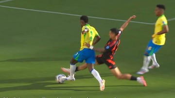 Al minuto 42 se presentó una acción de juego en la que Daniel Muñoz le habría cometido falta dentro del área al 7 de Brasil.