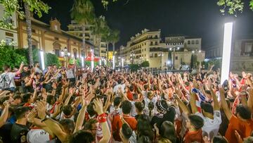 SEVILLA, 01/06/2023.- Aficionados del Sevilla FC celebran en la Puerta de Jerez, en Sevilla, la victoria de su equipo en la final de la Liga Europa ante la Roma disputada esta noche en Budapest. EFE/Raúl Caro
