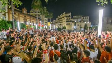 SEVILLA, 01/06/2023.- Aficionados del Sevilla FC celebran en la Puerta de Jerez, en Sevilla, la victoria de su equipo en la final de la Liga Europa ante la Roma disputada esta noche en Budapest. EFE/Raúl Caro