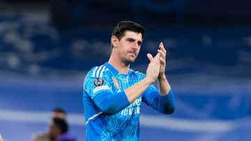 MADRID, SPAIN - MARCH 15: Goalkeeper Thibaut Courtois of Real Madrid thanks supporters for standing during the UEFA Champions League round of 16 leg two match between Real Madrid and Liverpool FC at Estadio Santiago Bernabeu on March 15, 2023 in Madrid, Spain. (Photo by Alvaro Medranda/Eurasia Sport Images/Getty Images)