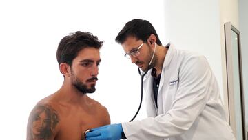 Monchu, durante el reconocimiento médico.