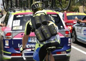 El danés Michael Valgren llevando el agua para él y sus compañeros.