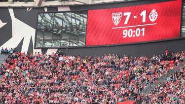 BILBAO (ESPAÑA), 23/02/2025.- Aficionadas en las gradas durante el partido de LaLiga entre el Athletic Club y el Real Valladolid disputado en San Mamés, Bilbao este domingo. EFE/ Luis Tejido