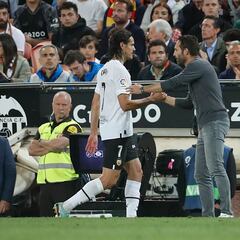Cavani no entrena por gastroenteritis