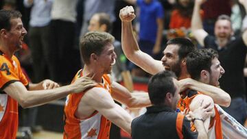 San Emeterio lo celebra con Vives.