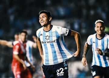 Racing Club hizo oficial venta de Carlos Alcaraz al club de la Premier League, Southampton Football Club. El traspaso se ha producido tras el pago de unos trece millones de euros. Adem¨¢s, el Racing Club se guarda el 15% de plusval¨ªa en caso de una futura venta. El volante nacido en La Plata firmar¨¢ un contrato por 4 a?os y medio, es decir, hasta junio de 2027.