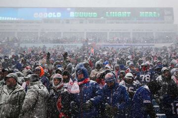 El New Era Field de Buffalo se pintó de blanco con la espectacular nevada que cayó en el juego entre los Indianapolis Colts y los Buffalo Bills. El juego terminó 13-7 en favor de los Bills. La temperatura estaba en -2 grados centígrados con vientos de 29 kilómetros por hora.