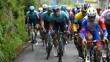 Aramburu y Omar Fraile, junto a Roglic, en la Itzulia.