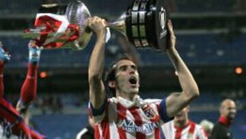 VITAL. Godín levanta la Copa del Rey en el Bernabéu. El rendimiento y la seguridad que ha transmitido el uruguayo han sido una de las claves del Atlético.