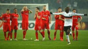 Ba celebra el pase del Besiktas ante la mirada de los jugadores del Liverpool