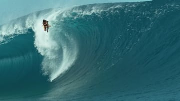 El surfista Nic Von Rupp cruza los brazos en el labio de la ola de Teahupoo a punto de sufrir un terrible wipeout que le enviar&aacute; directo contra el arrecife, el 28 de mayo del 2022 en Tahit&iacute; (Polinesia Francesa). 