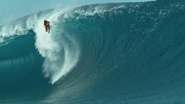 El surfista Nic Von Rupp cruza los brazos en el labio de la ola de Teahupoo a punto de sufrir un terrible wipeout que le enviará directo contra el arrecife, el 28 de mayo del 2022 en Tahití (Polinesia Francesa).