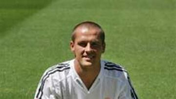 <b>YA VISTE DE BLANCO</b>. Michael Owen se ha puesto por primera vez la camiseta del Real Madrid.
