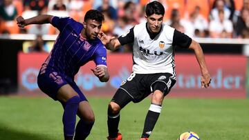 Leganes' Spanish midfielder Diego Rico (L) vies with Valencia's Spanish midfielder Carlos Soler during the Spanish league footbal match Valencia CF vs Club Deportivo Leganes SAD at the Mestalla stadium in Valencia on November 4, 2017. / AFP PHOTO / JOSE JORDAN