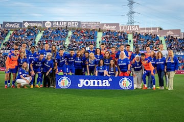 Con ocasión de la calebración Día de la Madre, los jugadores del Getafe salieron ayer al terreno de juego acompañados de sus madres. La mayoría, pues algunos, en ausencia de sus mamás, lo hicieron acompañados de sus mujeres o novias. Y el que ni lo uno ni lo otro, pues con abonadas al club azulón. Bonita iniciativa.