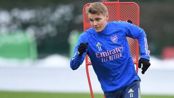 ST ALBANS, ENGLAND - JANUARY 27: Arsenal fitness coach Sam Wilson with Martin Odegaard during a training session at London Colney on January 27, 2021 in St Albans, England. (Photo by Stuart MacFarlane/Arsenal FC via Getty Images)