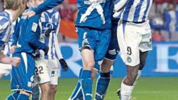 <b>NO TUVO SUERTE. </b>Manucho, que por primera vez fue titular en el Valladolid junto a Diego Costa, no marcó. En la imagen, intenta cabecear el balón con Ricardo.