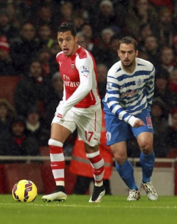 Alexis Sánchez cuida el balón de la marca de Niko Kranjcar.