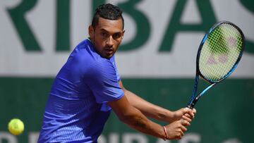 El tenista australiano Nick Kyrgios devuelve una bola durante su partido ante Philipp Kohlschreiber en Roland Garros 2017.