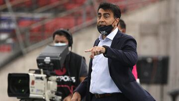 Futbol, Universidad Católica vs Colo Colo.
Supercopa 2020.
El entrenador de Colo Colo Gustavo Quinteros dirige a sus jugadores contra Universidad Católica durante el partido por la Supercopa 2020 en el Estadio Nacional
Santiago, Chile.
21/03/2021
Jonnathan Oyarzun/Photosport
Football, Universidad Católica vs Colo Colo.
Supercopa 2020.
Colo Coloa's head coach Gustavo Quinteros gives instructions to his players during football match against Universidad Católica at Nacional stadium.
Santiago, Chile.
21/03/2021
Jonnathan Oyarzun/Photosport