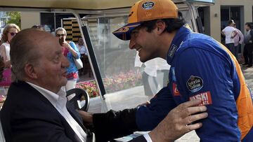 Don Juan Carlos I, Rey Em&eacute;rito, junto a Carlos Sainz en el GP de Abu Dhabi de F1 2019. 