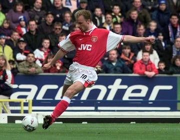 Dennis Bergkamp, en un partido con el Arsenal en 1998.
