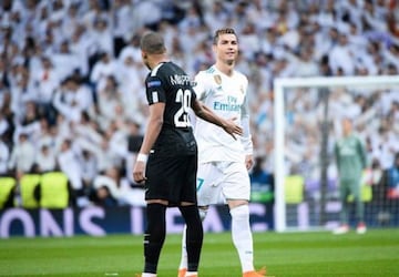 Mbapp&eacute; y Cristiano chocan sus manos en el Real Madrid 3 - PSG 1 de la temporada 2018-19.