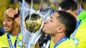 Brazil's Vitor Roque kisses the trophy after winning the South American U-20 football championship after defeating Uruguay 2-0 in their final round match, at El Campin stadium in Bogota, on February 12, 2023. (Photo by DANIEL MUNOZ / AFP)