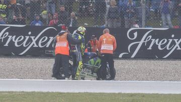 Rossi se cayó en Assen cuando lideraba.